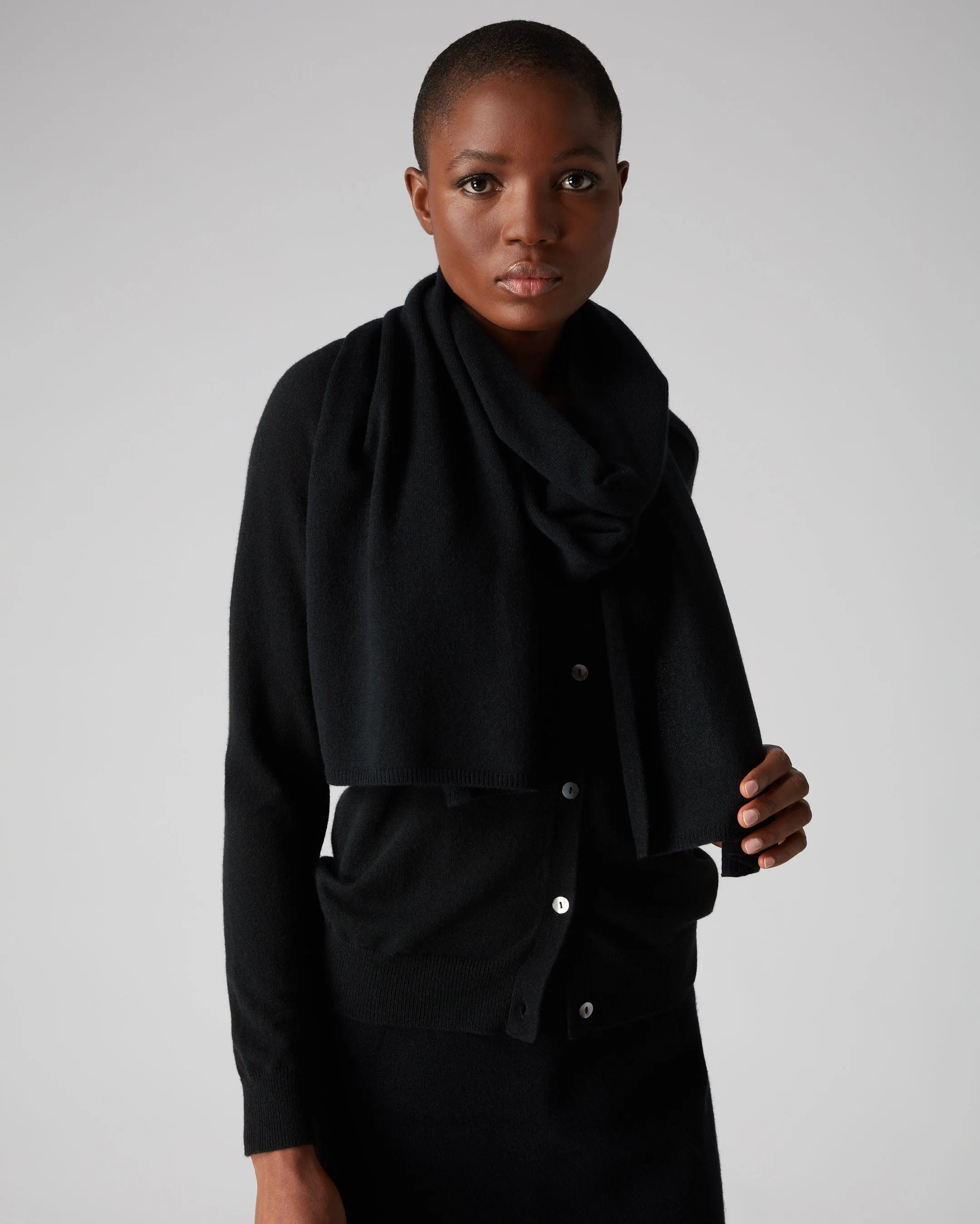 Gauzy Cashmere Scarf Black Unisex.