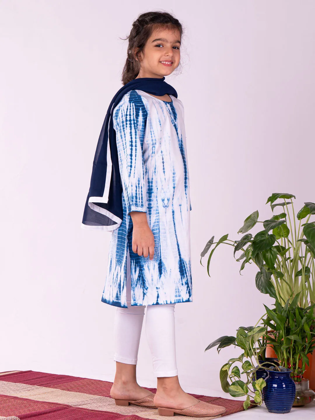 Girls Blue & White Cotton Tie-Dye Kurta Leggings & Dupatta Set