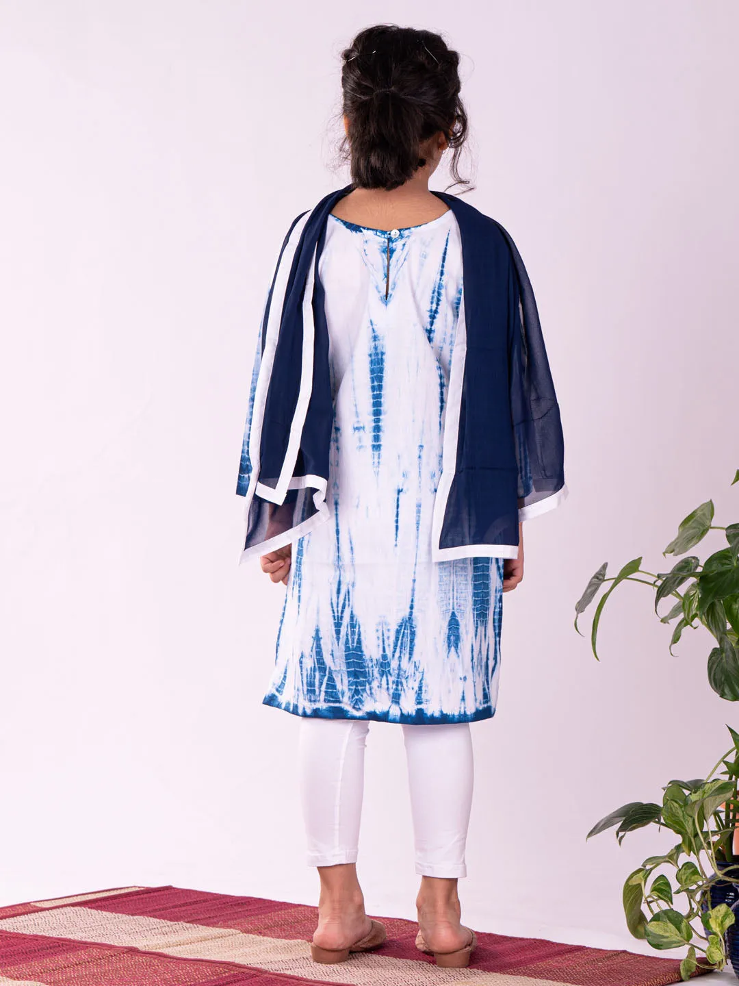 Girls Blue & White Cotton Tie-Dye Kurta Leggings & Dupatta Set